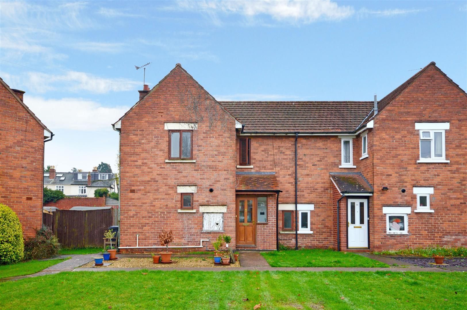 3 bed semi-detached for sale, HR4