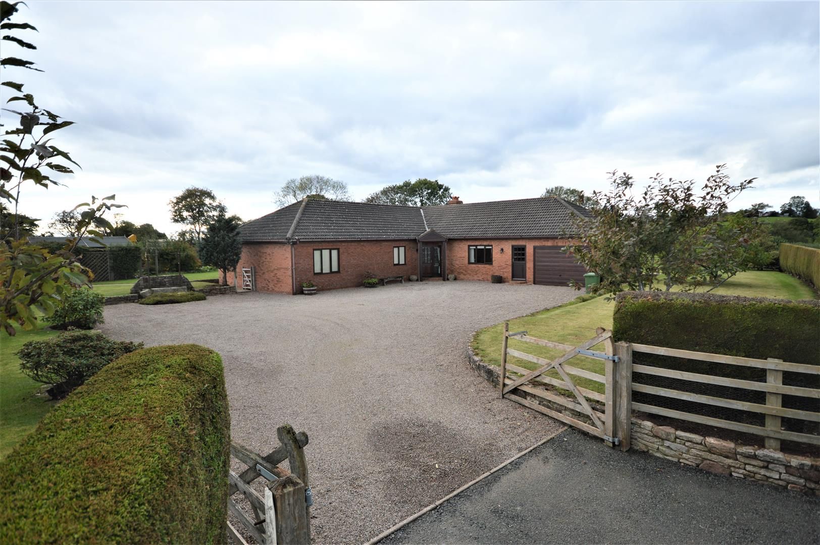4 bed detached bungalow for sale in Little Cowarne, HR7
