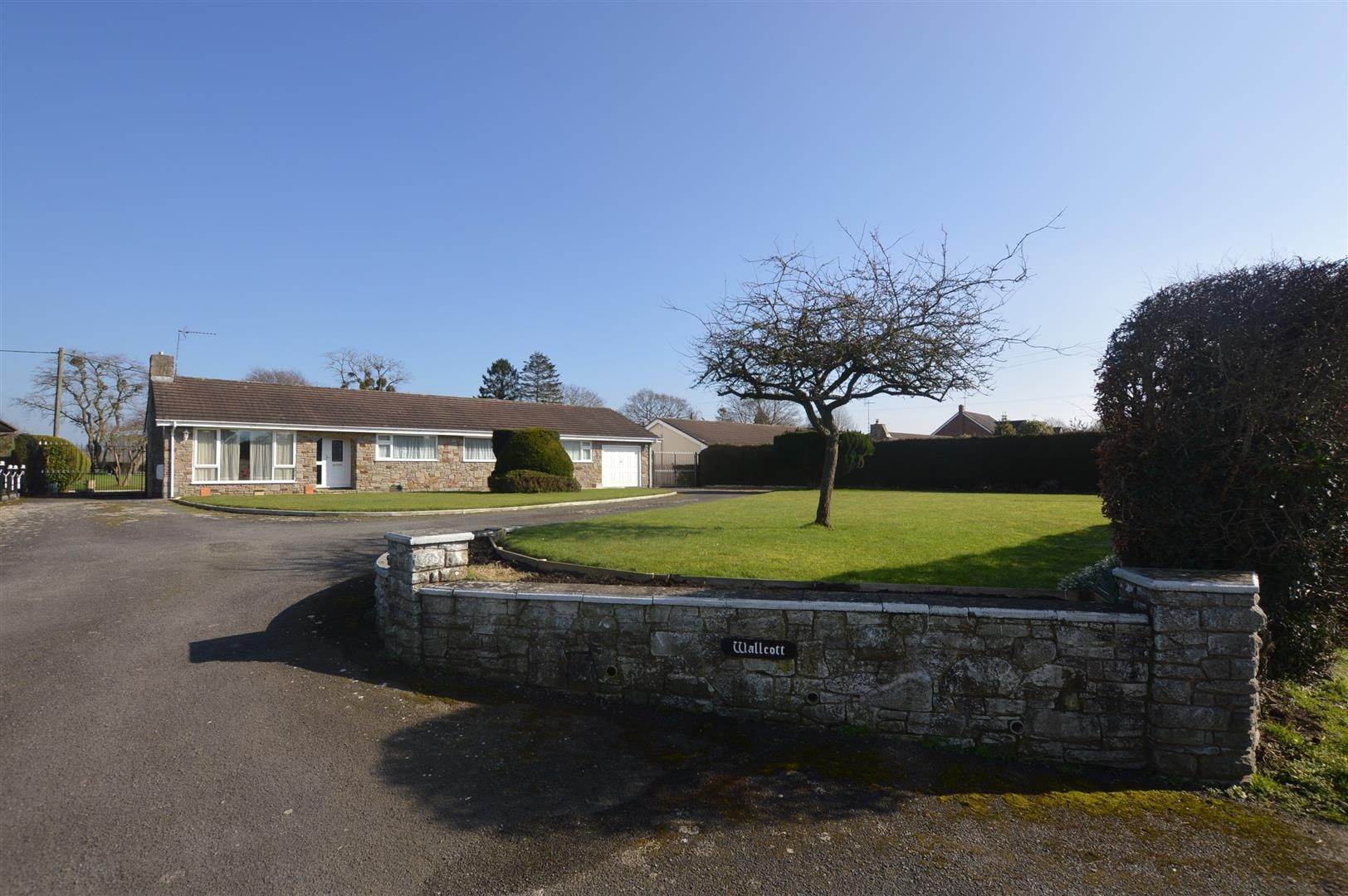 4 bed detached bungalow for sale in Kingsland, HR6