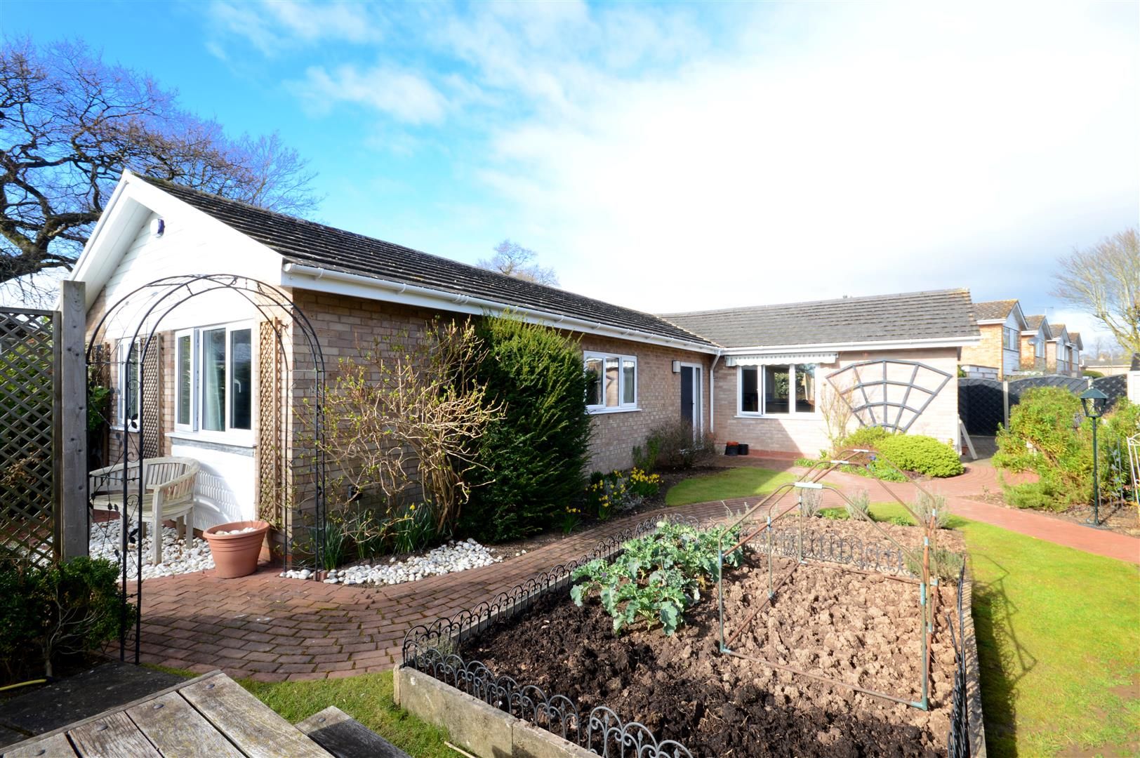 3 bed detached bungalow for sale, HR1