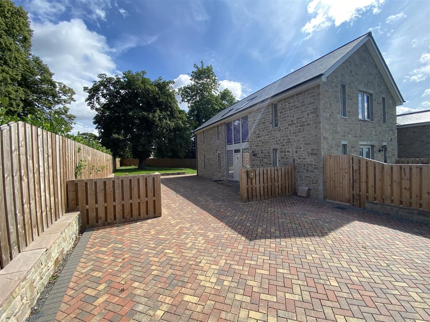 4 bed link detached house for sale in Credenhill, HR4