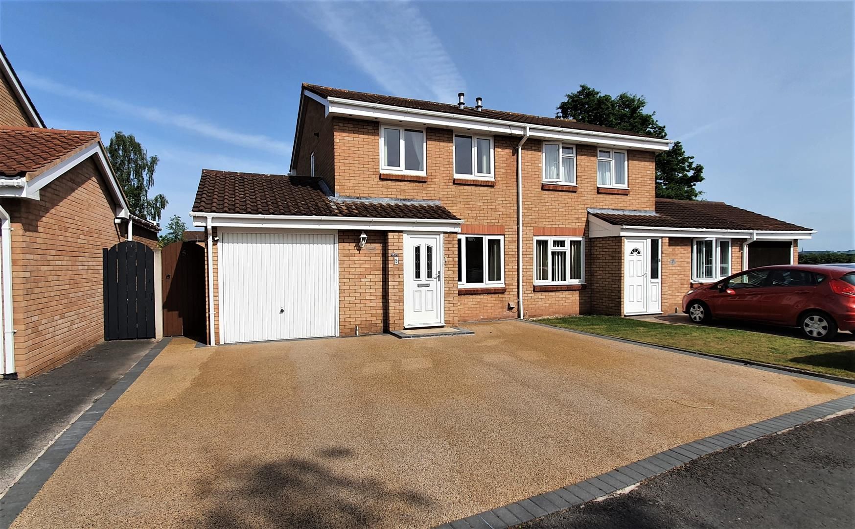 3 bed semi-detached for sale, HR4