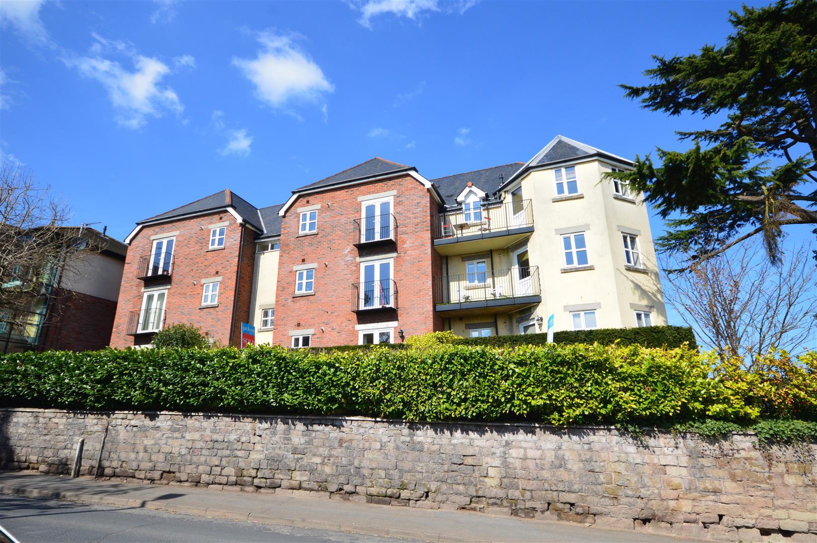 2 bed flat for sale in Folly Lane, HR1