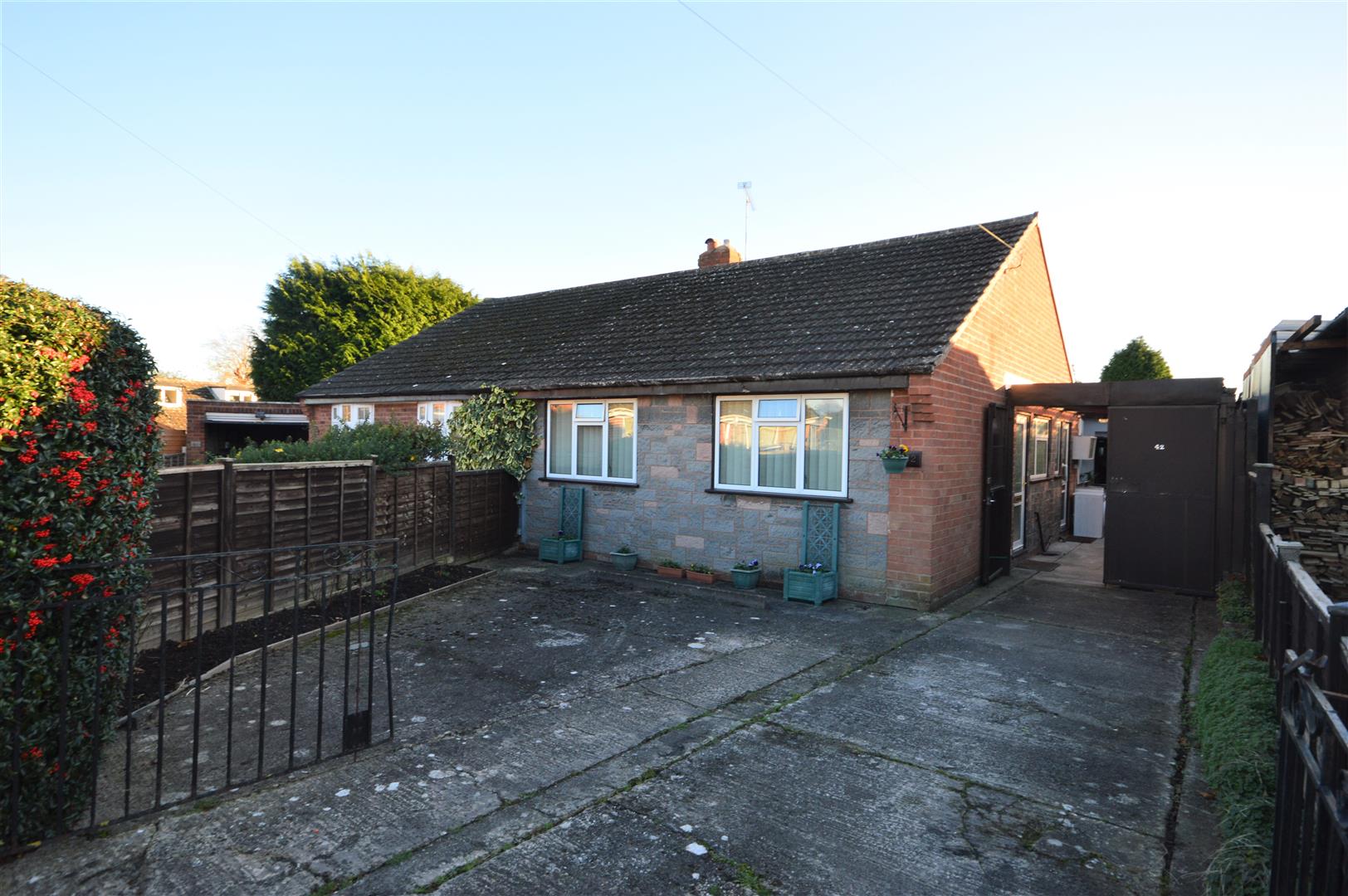 2 bed semi-detached bungalow for sale in Leominster - Property Image 1