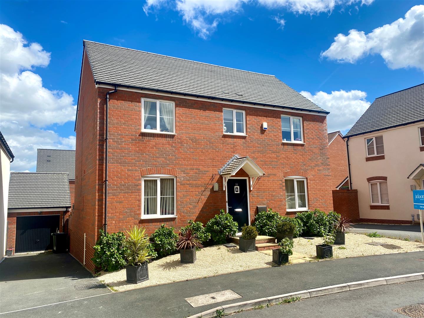 4 bed detached for sale, HR1