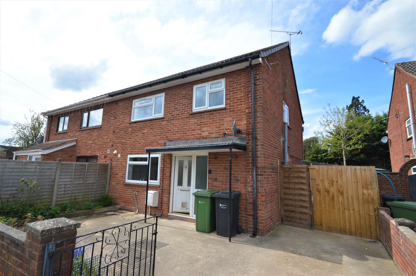 3 bed semi-detached for sale in Moreton-On-Lugg - Property Image 1