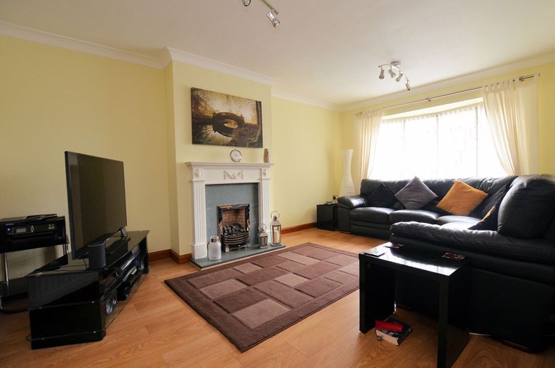 3 bed house for sale in Broadway 2