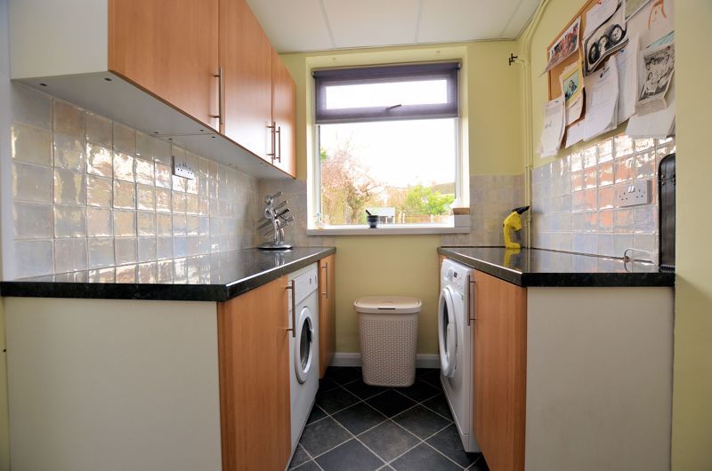 3 bed house for sale in Broadway 12