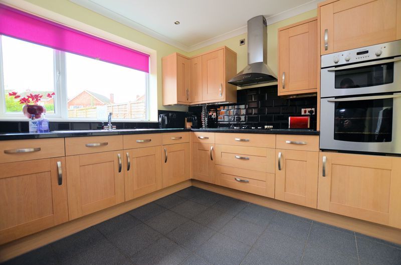 3 bed house for sale in Broadway 3