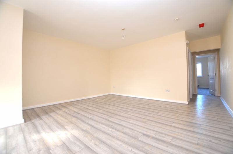 2 bed flat to rent in Long Lane 3