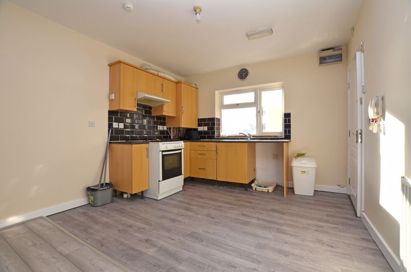 2 bed flat to rent in Long Lane 4