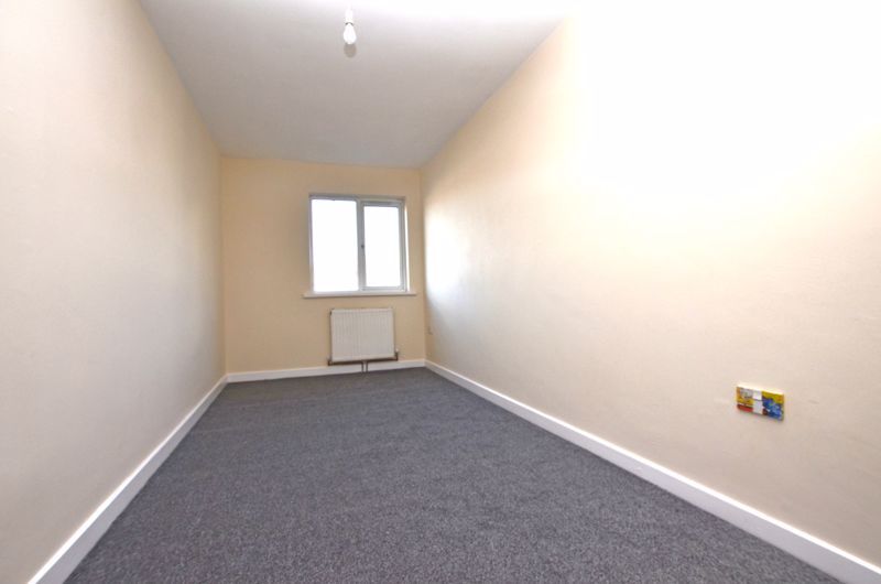 2 bed flat to rent in Long Lane 5