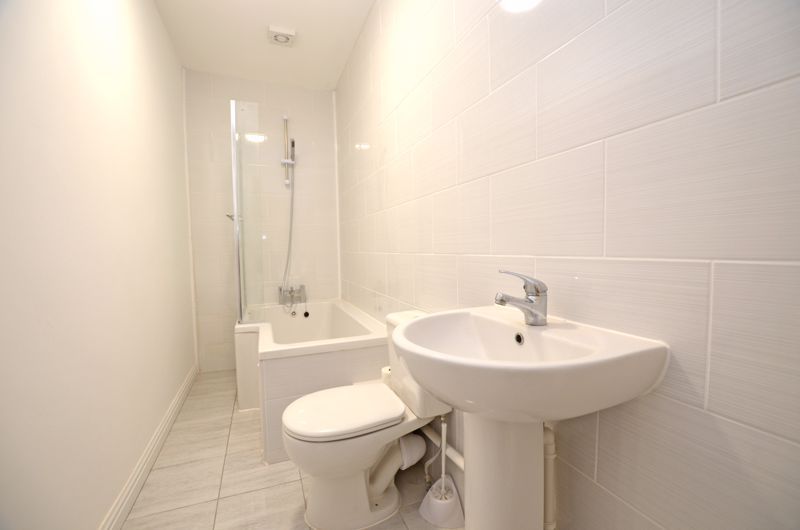 2 bed flat to rent in Long Lane 6