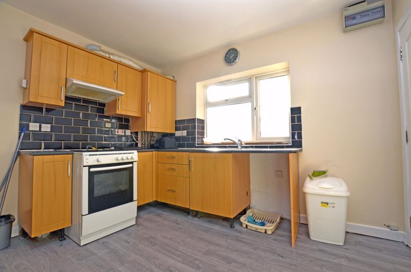 2 bed flat to rent in Long Lane 7