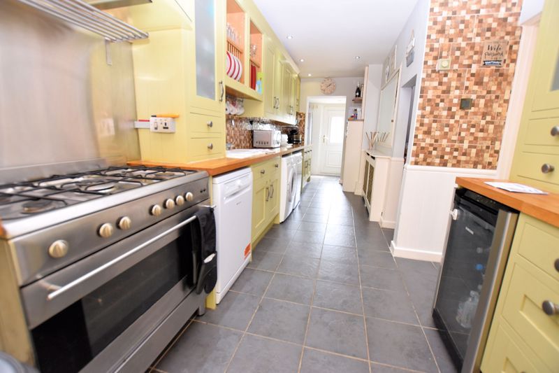 3 bed house for sale in Worlds End Lane 8