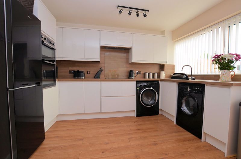 2 bed house for sale in Collins Close 4