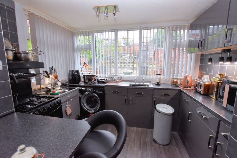 3 bed house for sale in Mill Hill 3
