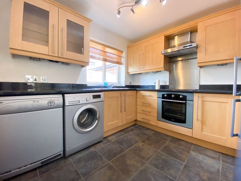 2 bed flat to rent in 46 St. Peters Road 3