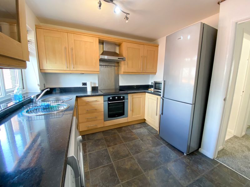 2 bed flat to rent in 46 St. Peters Road 5