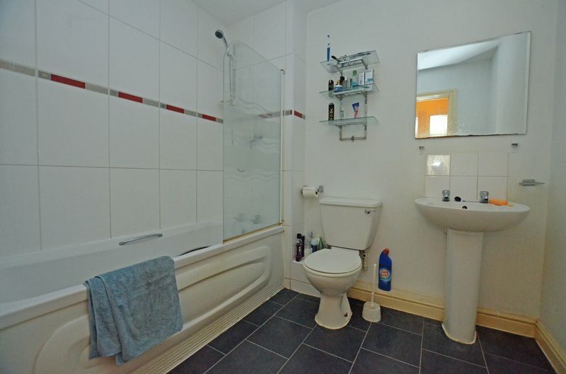 2 bed flat for sale in Apsley Road 6