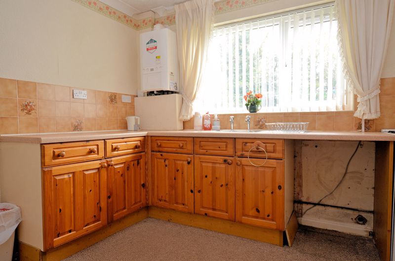 2 bed bungalow for sale in Apsley Close 9
