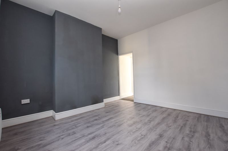 1 bed flat to rent in Barker Street 4