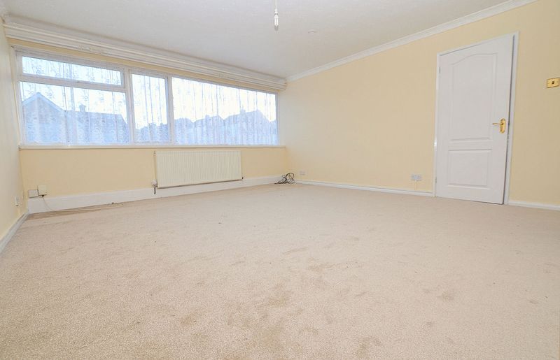2 bed flat to rent in Middlefield Gardens  - Property Image 3