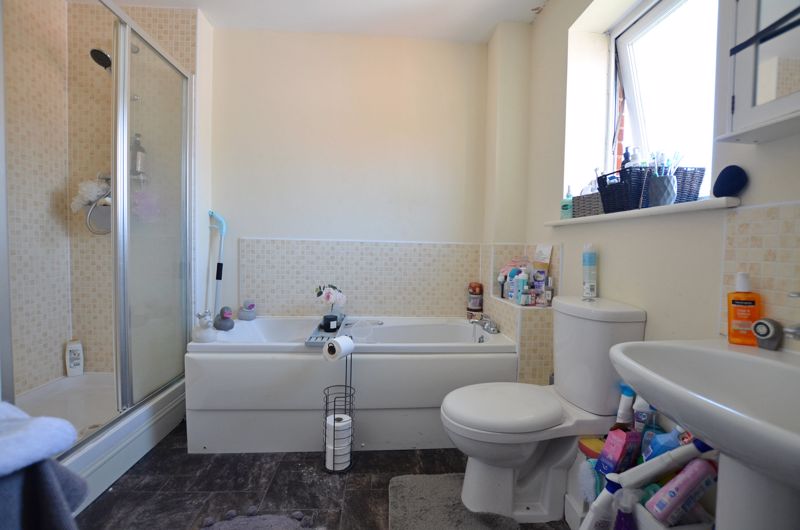 2 bed flat for sale in Kinsey Road 6