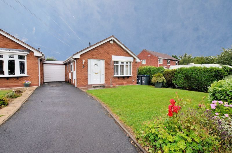 2 bed bungalow for sale in Nailers Close - Property Image 1