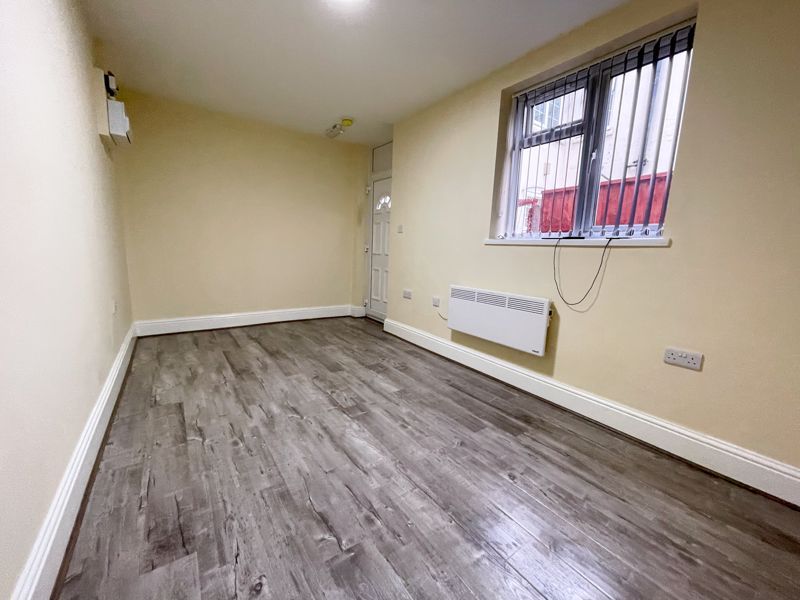 1 bed flat to rent in Three Shires Oak Road  - Property Image 3