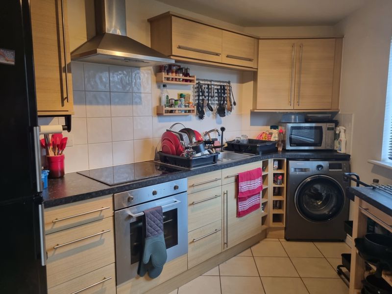2 bed flat to rent in Charter Place 2