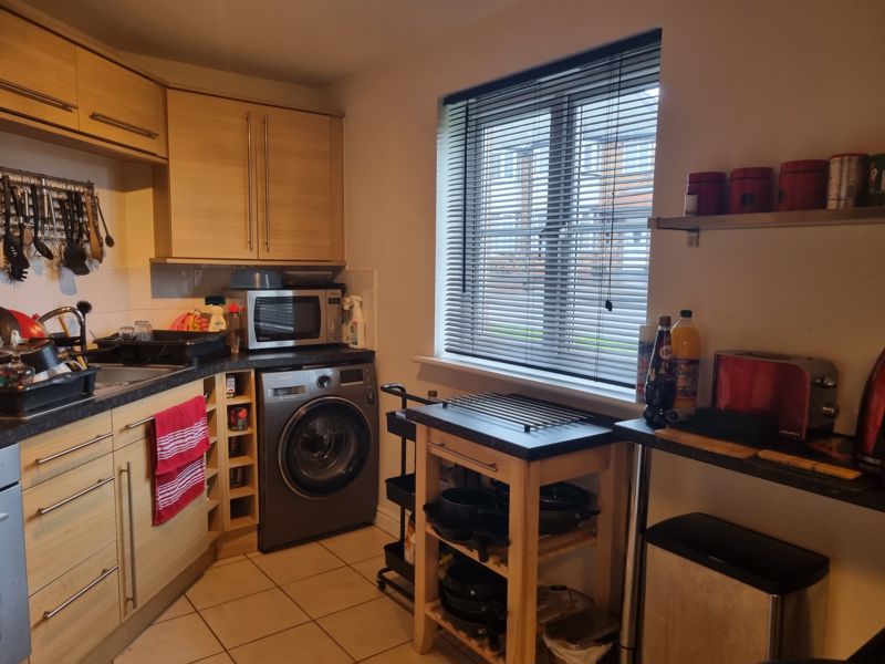 2 bed flat to rent in Charter Place 5