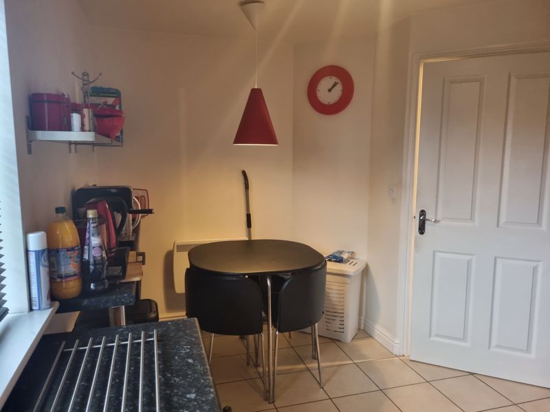 2 bed flat to rent in Charter Place 6