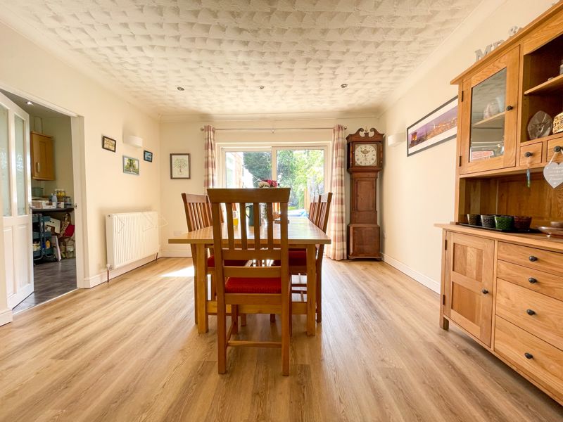 4 bed house to rent in Holly Road  - Property Image 6
