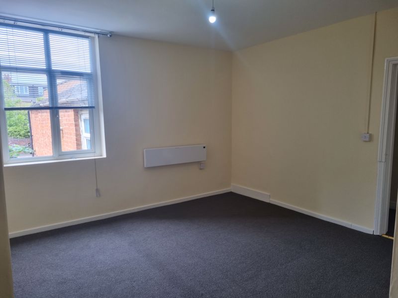 2 bed flat to rent in Bearwood Road 11