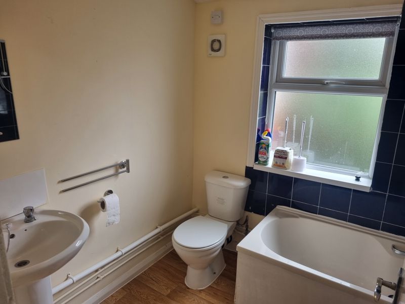 2 bed flat to rent in Bearwood Road 3