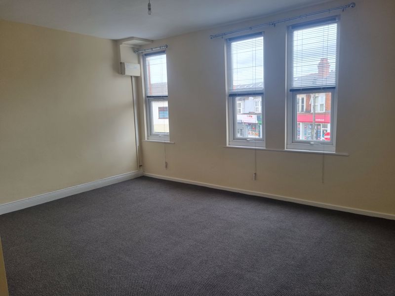 2 bed flat to rent in Bearwood Road 4