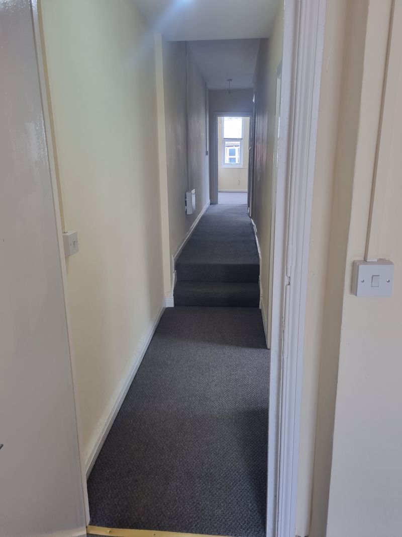 2 bed flat to rent in Bearwood Road 9