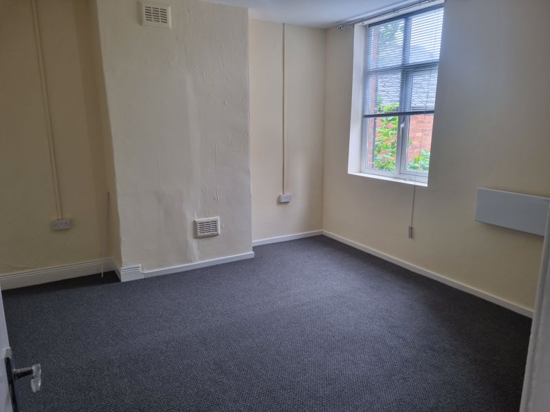 2 bed flat to rent in Bearwood Road 10