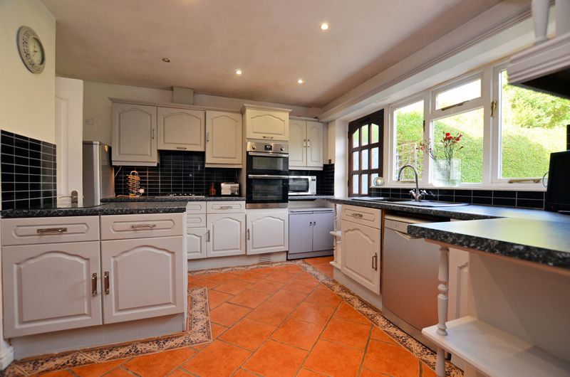 4 bed house for sale in Oak Road  - Property Image 9
