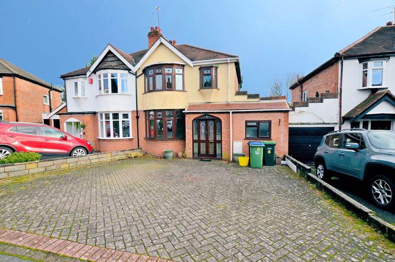 3 bed house for sale in Woodgreen Croft - Property Image 1