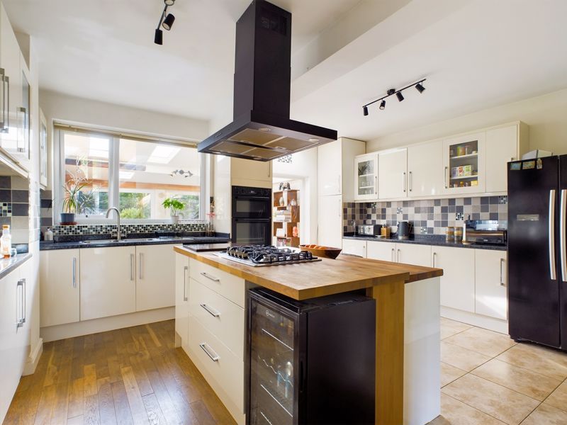 4 bed house for sale in Stoney Lane 2
