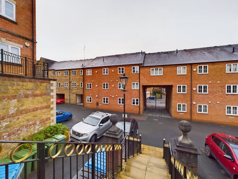 2 bed flat for sale in Lower High Street  - Property Image 11