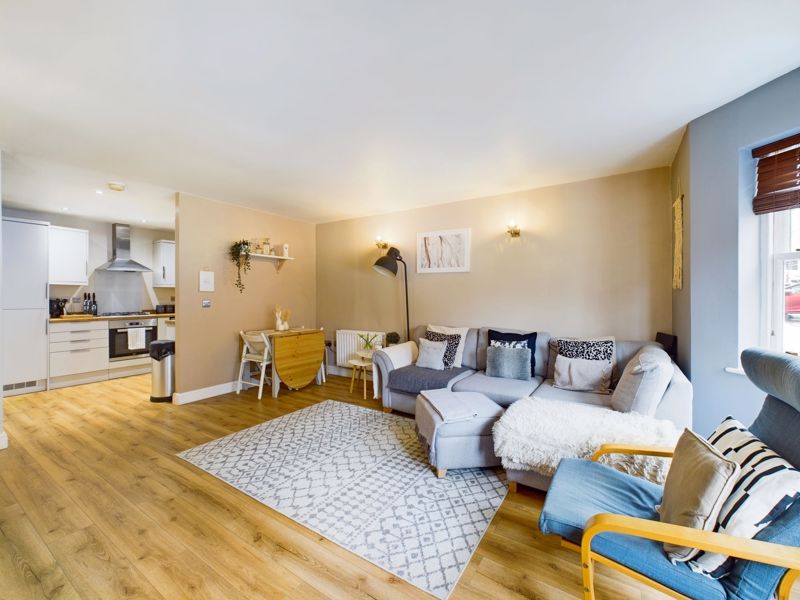 2 bed flat for sale in Lower High Street 5