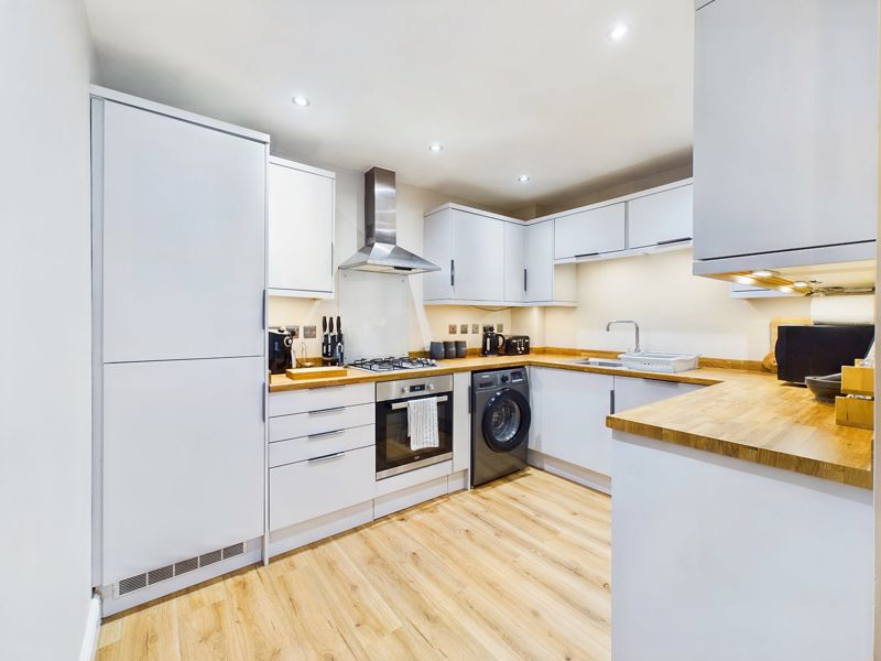 2 bed flat for sale in Lower High Street 6