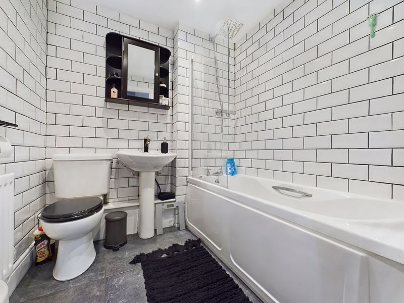 2 bed flat for sale in Lower High Street 7