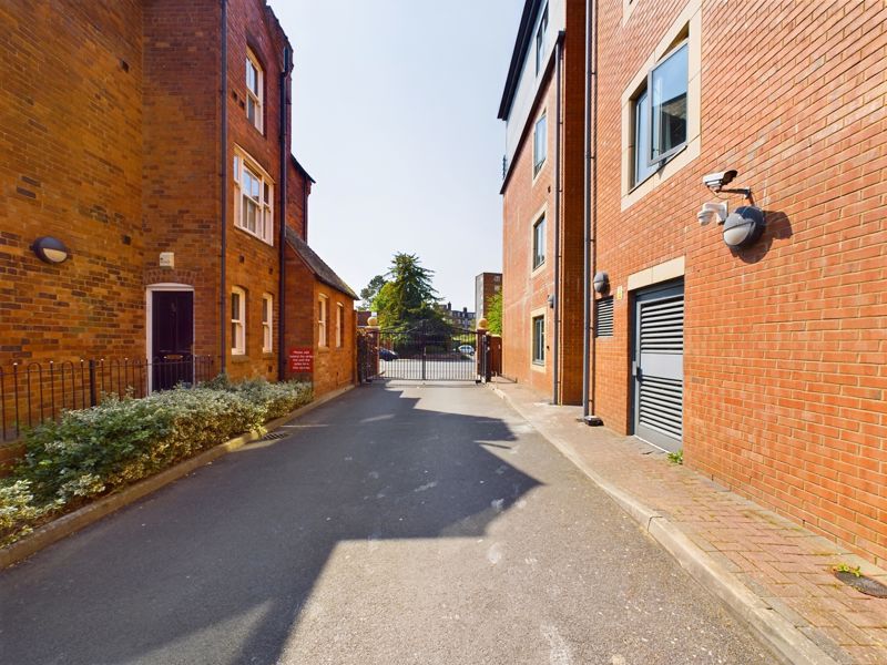 1 bed flat for sale in 26 Manor Road 15