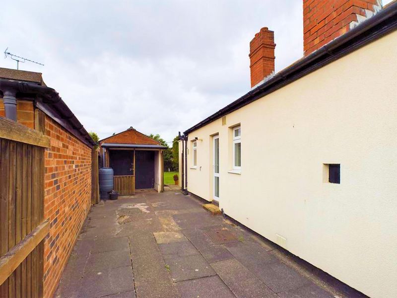 2 bed bungalow for sale in Halesowen Road 14