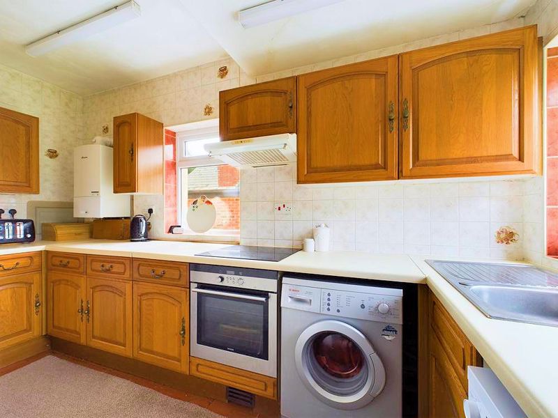 2 bed bungalow for sale in Halesowen Road 6