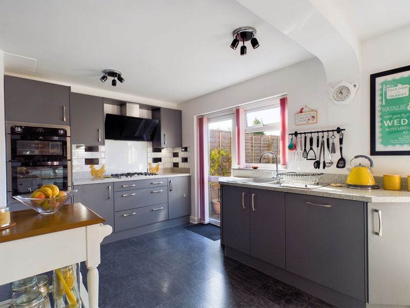 3 bed house for sale in Bent Avenue 7